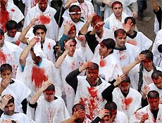Xiitas marcham com manchas de sangue nas roupas aps autoflagelao no Lbano