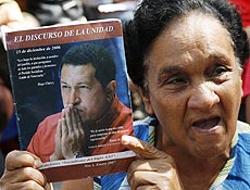 Venezuelana pr-governo segura imagem do presidente Hugo Chvez em Caracas