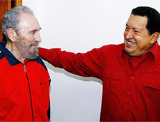 O ditador Fidel Castro ( esq.) aparece ao lado do presidente venezuelano Hugo Chvez