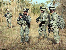 Soldados americanos buscam armas escondidas em vila ao sul de Bagd