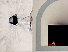 Garoto palestino olha de janela de centro de treinamento do Fatah atacado em Gaza<BR>