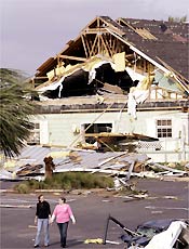 Moradores checam casas destrudas por tempestade nos EUA
