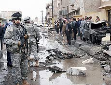 Soldados dos EUA vigiam local de explosão de bomba em Kirkuk; ataques mataram 14