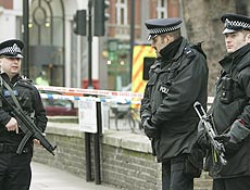 Policiais vigiam prdio de escritrios que recebeu carta-bomba, no centro de Londres