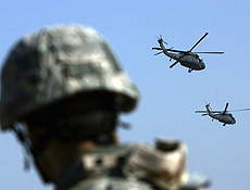 Soldado observa helicpteros dos EUA em Bagd; seis caram em apenas 3 semanas   