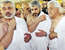 Haniyeh (esq.), Meshaal (centro) e Abbas (dir.) participam de cerimnia em mesquita de Meca