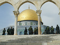 Policiais israelenses fazem patrulha em frente a mesquita em Jerusalm aps confrontos 