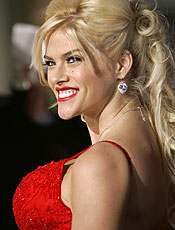 A coelhinha Anna Nicole Smith, morta em hotel na Flrida