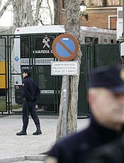 Policiais vigiam entrada de corte em Madri no dia de incio de julgamento