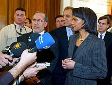 Secretria de Estado Condoleezza Rice fala com reprteres durante visita a Bagd