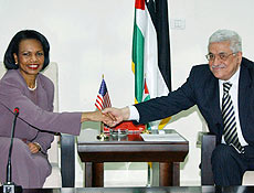 Mahmoud Abbas (dir.) e Condoleezza Rice discutem ajuda americana aos palestinos