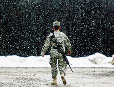 Soldados dos EUA caminha sob a neve em base militar no oeste do Afeganisto