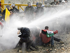 Exrcito israelense usa jato dgua para dispersar protesto palestino contra muro