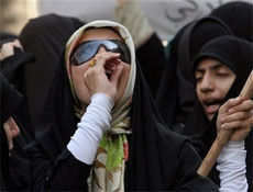 Iraniana grita em Teer durante demonstrao de apoio ao programa nuclear do Ir