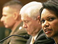 Condoleezza Rice (dir.), com secretrio de defesa e lder das Foras Armadas dos EUA