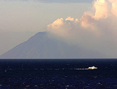 Vulco entra em erupo e causa alerta para populao em ilha italiana de Stromboli