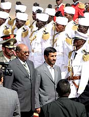 Presidente do Sudo, Omar al Bashir ( esq) recebe Ahmadinejad