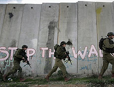 Soldados israelenses buscam proteo durante confrontos em Qalandiyah