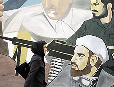 Mulher passa por muro em Teer; Conselho da ONU discute imposio de mais sanes