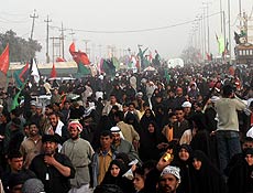 Peregrinos xiitas rumam para a cidade sagrada de Karbala, 80 km ao sul de Bagd