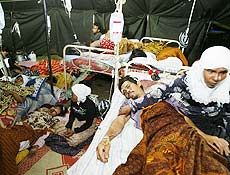 Feridos recebem tratamento em tenda em Solok, West Sumatra, aps terremotos