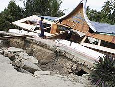 Garoto indonsio observa destruio aps terremotos em Solok, West Sumatra