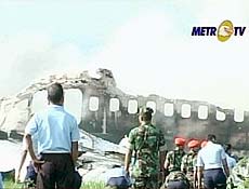 Equipes de resgate buscam sobreviventes em avio que se incendiou na Indonsia