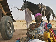 Refugiada sudanesa descansa com filhos aps chegar em campo no leste do Chade