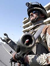 Soldado vigia prdio do Ministrio das Relaes Exteriores em Bagd