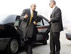 Mohamed ElBaradei chega ao aeroporto de Pequim para embarcar para Pyongyang