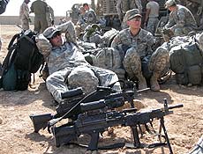 Soldados dos EUA descansam aps chegada a base em Baquba; americanos querem retirada