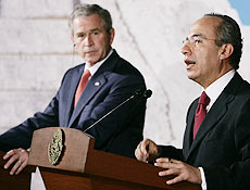George W. Bush (esq.) ouve fala de Felipe Calderón durante entrevista coletiva no México