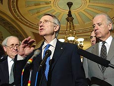 Harry Reid (centro), lder democrata no Senado, e congressistas falam  imprensa