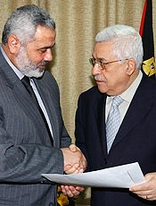 Haniyeh e Abbas dividiam o poder no governo de coalizo palestino