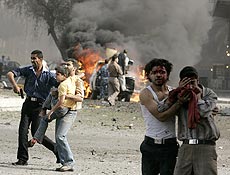 Feridos so levados do local de exploso de um carro-bomba no centro de Bagd