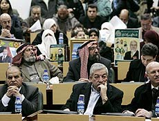 Membros do Parlamento palestino atendem a sesso especial para votar o novo governo