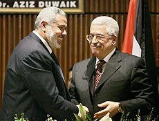 O premi palestino, Ismail Haniyeh,( esq.), cumprimenta o presidente Mahmoud Abbas