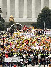 Manifestantes caminham diante do Lincoln Memorial, em Washington