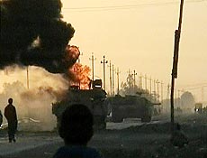 Imagem de TV mostra veculo militar americano em chamas em um bairro no leste de Bagd