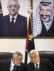 Governo de unio entre Abbas (dir.) e Haniyeh vive momento difcil