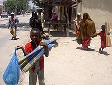 Garoto somali deixa Mogadcio ao lado da famlia; confrontos entram no terceiro dia 