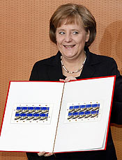 Angela Merkel mostra selo comemorativo do aniversrio da UE