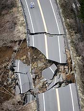 Terremoto destruiu estradas e prejudicou transporte pblico