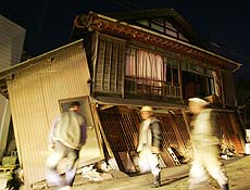 Casa fica destruda em Anamizu aps terremoto de 6,9 graus na escala Richter