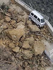 Minivan fica presa em destroos aps terremoto no Japo