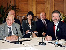 O lder do DUP, Ian Paisley ( esq.) e o lder do Sinn Fein, Gerry Adams, falam  imprensa