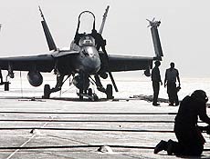 Imagem de arquivo de porta-avies americano; EUA fazem treino militar no golfo Prsico