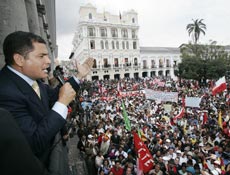 Rafael Correa discursa para ativistas pr-governo sobre crise no Parlamento do Equador