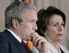 O presidente George W. Bush e Nancy Pelosi vo a cerimnia no Capitlio