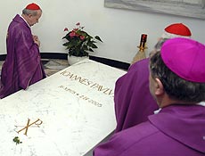 Cardeais rezam perto do tmulo do papa Joo Paulo 2 na praa So Pedro, no Vaticano 